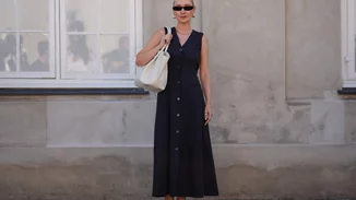 Αυτό το μαύρο φόρεμα από τη Zara είναι η ευκολοφόρετη επιλογή για όλες τις σου τις καλοκαιρινές βόλτες