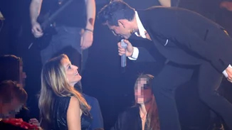 Κάτια Ζυγούλη και Σάκης Ρουβάς | Πιο ερωτευμένοι από ποτέ στην πρεμιέρα του τραγουδιστή