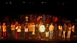 Θεατές σταματούν το μπούλινγκ ανεβαίνοντας οι ίδιοι στη σκηνή και αλλάζοντας την παράσταση