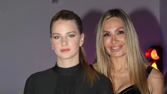 Η Ελένη Πετρουλάκη στη (σούπερ εξοπλισμένη) κουζίνα της - Φτιάχνει καρμπονάρα για την οικογένειά της