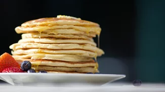 Η μόνη συνταγή για αφράτα pancakes που χρειάζεσαι | Έτοιμα σε 15 λεπτά με λίγα υλικά