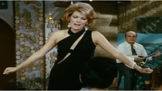 Γιατί "το φόρεμα με τη μαχαιριά" της Μαίρης Χρονοπούλου έχει επηρεάσει τουλάχιστον τρεις γενιές Ελληνίδων