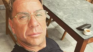 Γιώργος Μαζωνάκης | Το δέμα που δέχτηκε από τη Σητεία στο (φανταστικό) σπίτι του - "Να σε έχει καλά ο Θεός"