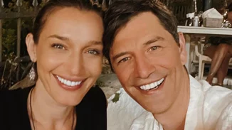 Σάκης Ρουβάς | Φωτογραφίζει την Κάτια Ζυγούλη σε παραλία της Κέρκυρας