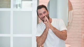 Ο Αντίνοος Αλμπάνης παραδέχεται: "Προσπαθώ να συγχωρήσω τους γονείς μου"