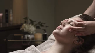 Δοκίμασα το δημοφιλές facial που έκανε το πρόσωπό μου να δείχνει πιο ξεκούραστο και αναζωογονημένο στη στιγμή