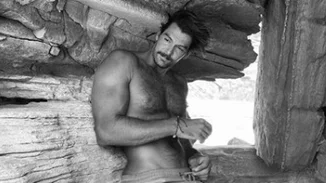 Γιάννης Κουκουράκης | Πλάνα από τις διακοπές του γοητευτικού ηθοποιού των "Άγριων Μελισσών"