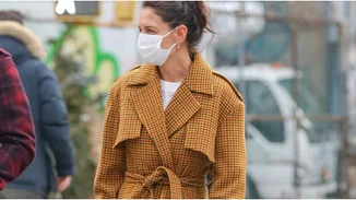 Η εποχή της καμπαρντίνας: 8 celebrities σού δείχνουν πώς να φορέσεις το iconic κομμάτι