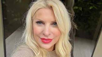 Σαν κοριτσάκι έτοιμη για απόδραση | Η Ελένη Μενεγάκη στο πλοίο για την Άνδρο