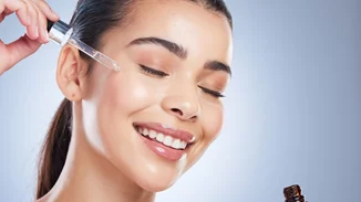 Οι 7 καλύτεροι οροί με νιασιναμίδη για μείωση των κηλίδων και των σημαδιών ακμής