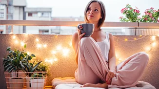 Τι λέει η ψυχολογία για εσένα που θέλεις να περνάς το Σαββατοκύριακο στο σπίτι