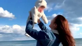 Γλυκά Νερά | Η μητέρα της Καρολάιν σχεδόν λιποθύμησε όταν ο ψυχρός Αναγνωστόπουλος της ανακοίνωσε τον θάνατο της κόρης της