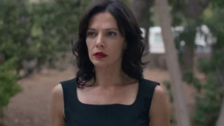 Η Μαριλίτα Λαμπροπούλου ξεκίνησε τις καλοκαιρινές βουτιές | Με κόκκινο μαγιό στην ξαπλώστρα