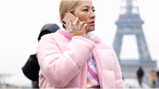 Η αμφιλεγόμενη 90s τάση στα κοσμήματα που κυριαρχεί στο Instagram