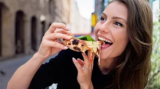 Λεκές από λάδι στα ρούχα | Πώς φεύγει σε λίγα λεπτά - Το απλό κόλπο που θα σε σώσει