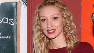 Τάνια Ρόκα | Η συγκινητική καντάδα των φίλων της ηθοποιού μετά την έξοδό της από το νοσοκομείο (βίντεο)