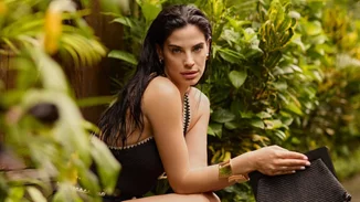 Η Χριστίνα Μπόμπα με τη viral μπλούζα από τη Zara, που βλέπουμε παντού