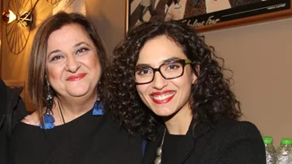 Eλισάβετ Κωνσταντινίδου | Αγκαλιά με τον πρώην σύζυγό της σε θεατρική πρεμιέρα