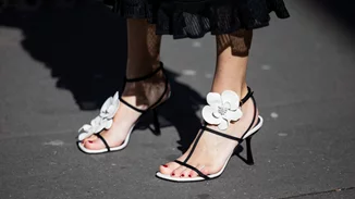 Αυτά τα "ανθισμένα" ψηλοτάκουνα πέδιλα από τη Zara είναι το statement piece που θα φορέσεις στους γάμους και τις βαπτίσεις της άνοιξης