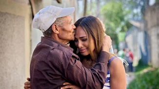 Συγκινεί η "Μις Βέλγιο" | Συνάντησε τον βιολογικό της πατέρα στην Αιθιοπία και του θύμισε ότι "Σαν παιδί την κατέστρεψε"