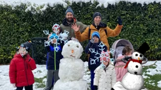 Ολυμπία Χοψονίδου - Βασίλης Σπανούλης | Παιχνίδια με τα έξι παιδιά τους στα χιόνια