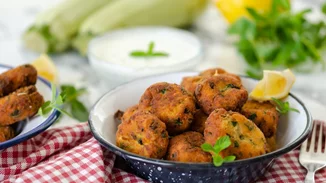 Ο απόλυτος μεζές του καλοκαιριού | Οι πιο εύκολοι και yummy κολοκυθοκεφτέδες της Αργυρώς Μπαρμπαρίγου