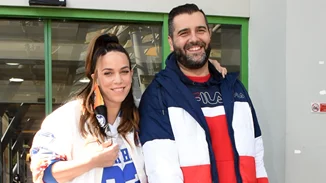 Κατερίνα Στικούδη | Με φαρδύ λευκό top στην έξοδο από το μαιευτήριο με τον Βαγγέλη Σερίφη και τον νεογέννητο γιο τους