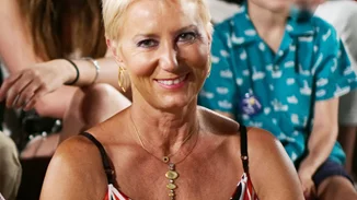 Η Νατάσα Παζαΐτη στα σοκάκια της Μυκόνου