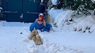 Ελένη Μενεγάκη | Φωτογραφίζει τη μικρή Μαρίνα να παίζει στη χιονισμένη αυλή του σπιτιού τους