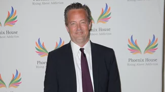 Matthew Perry | Ο εθισμός στις ουσίες, ο ρόλος του ως Chandler Bing στα "Φιλαράκια", το Perry House και η βράβευση από τον Λευκό Οίκο