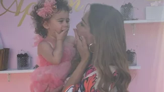 Η Δέσποινα Βανδή ποζάρει με εντυπωσιακό φόρεμα | Οι φωτογραφίες από το ευχάριστο γεγονός πριν την ανακοίνωση του χωρισμού