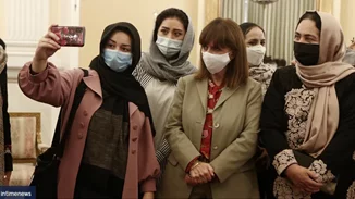 "Δεν θα σας εγκαταλείψουμε" | Το συγκινητικό μήνυμα της Σακελλαροπούλου σε γυναίκες βουλευτές και δικαστές από το Αφγανιστάν