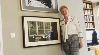 Η Έλενα Ακρίτα με νέο look | Πώς φόρεσε το κυπαρισσί