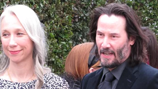 O Κιάνου Ριβς φιλά (ξανά) τη σύντροφό του με ανοιχτά μάτια - Μήπως είναι το νέο dating trend;