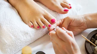 5 αποχρώσεις νυχιών για το πιο κομψό πεντικιούρ