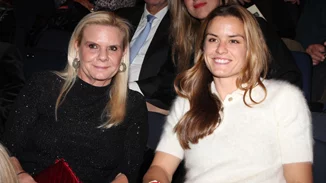 Μαρία Σάκκαρη | Με polo shirt και maxi παλτό για μια βραδιά θεάτρου