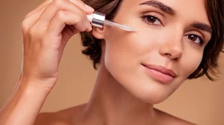 3 πολυτελείς οροί που "σβήνουν" μια δεκαετία από το πρόσωπο