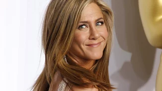 Jennifer Aniston | Οι πόζες της με κορμάκι που θύμισαν τη Jane Fonda στα 80s