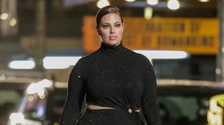 Ανακαλύψαμε το plus size φόρεμα από το H&M που κολακεύει τέλεια τις καμπύλες