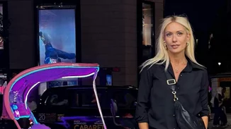 Η Μαρία Μπακοδήμου ποζάρει με σέξι baby doll στην ασπρόμαυρη, υπερσύγχρονη κουζίνα της