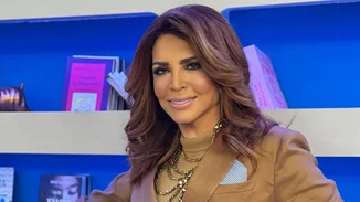 Η Μιμή Ντενίση με bronze σατινέ φόρεμα σε γνωστό spot της Αθηναϊκής Ριβιέρας