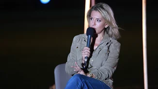 Όλγα Τρέμη | Σπάνια κοσμική εμφάνιση με chic σύνολο στο θέατρο