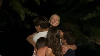 Η Φαίη Σκορδά χαλαρή και ανέμελη στο εξοχικό της - Με τους γιους της και τον Μίκι