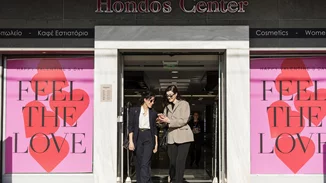 H Κατερίνα Βισέρη δοκιμάζει την πιο viral mascara στα social media