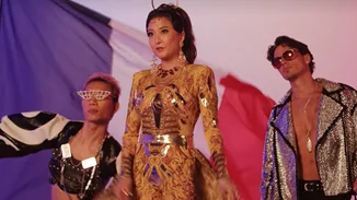 Emily in Paris | Οι Γάλλοι couturiers του On Aura Tout Vu μιλούν στο Missbloom.gr για το look που δημιούργησαν για την Ashley Park και την αγάπη τους για την Ελλάδα