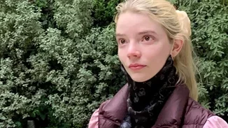 Η Anya Taylor-Joy με δάκρυα στα μάτια καταρρέει φτάνοντας στην Αργεντινή