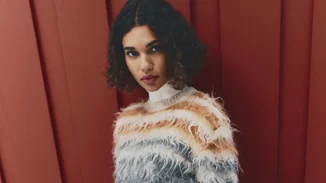 Το ριγέ πουλόβερ από την Marks&Spencer που θα σε βοηθήσει να κάνεις layering με σύγχρονο τρόπο