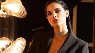 Χριστίνα Μπόμπα | Με skater φούστα και πλεκτό πουλόβερ στο πρώτο look της άνοιξης