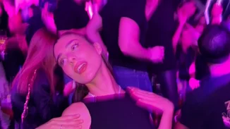 "Πρώτη φορά μπουζούκια" | Το ταξίδι - αστραπή της Χρύσας Μιχαλοπούλου στην Αθήνα