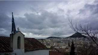 Συννεφιασμένος καιρός με νοτιάδες και τοπικές καταιγίδες - Εως 17 βαθμούς το θερμόμετρο στην Αττική